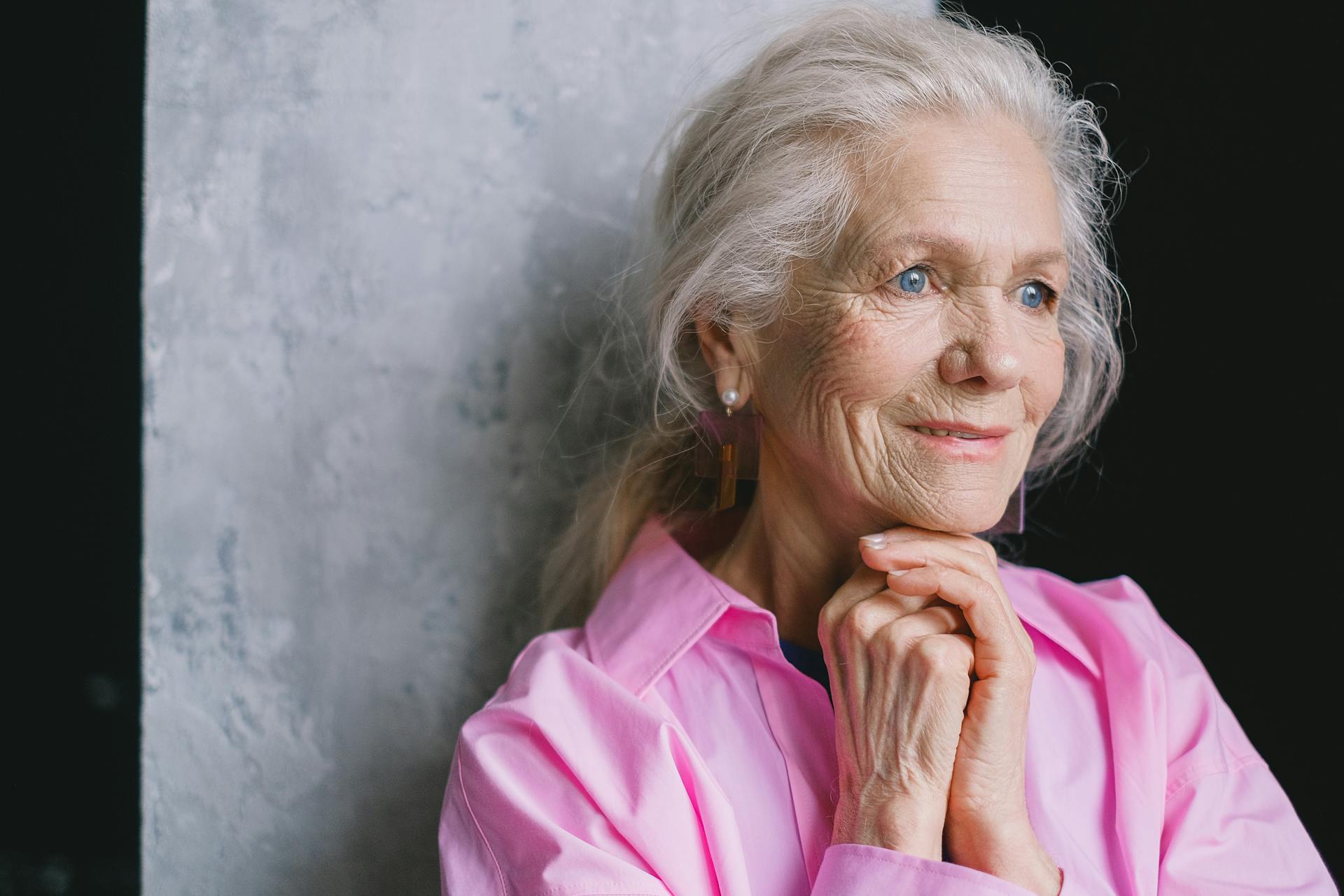 An elderly woman smiling | Source: Pexels
