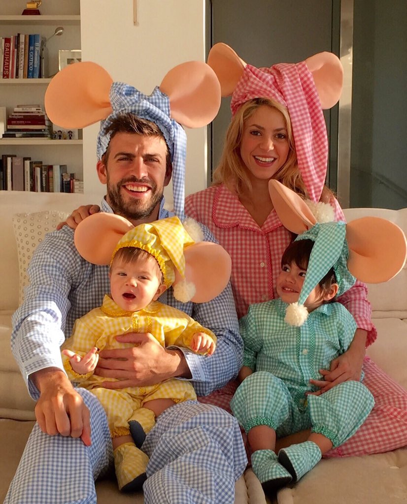 Gerard Piqué and Shakira with their sons from a post dated November 1, 2015. | Source: X/shakira