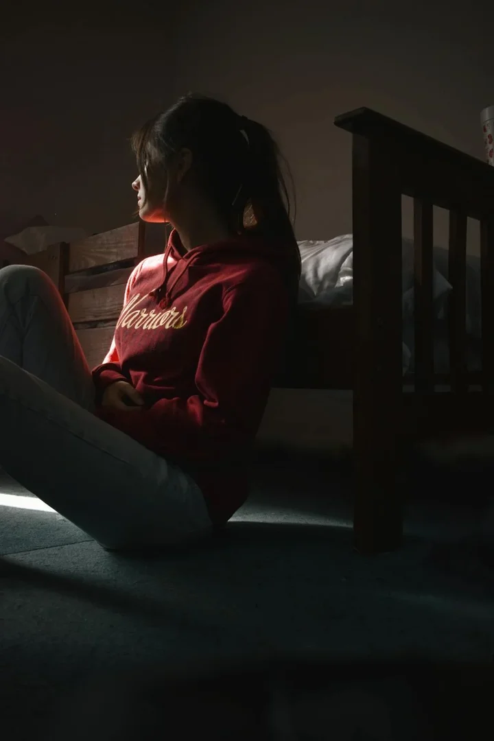 A sas girl in her bedroom | Source: Pexels