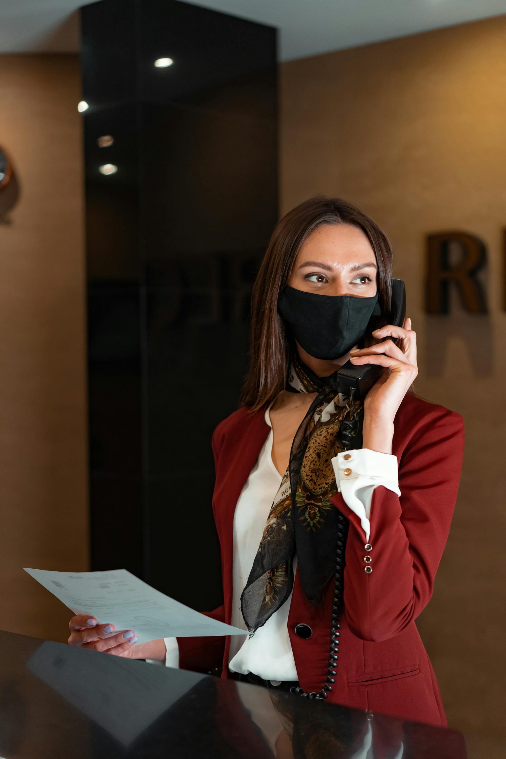 A hotel receptionist talking on the phone | Source: Pexels
