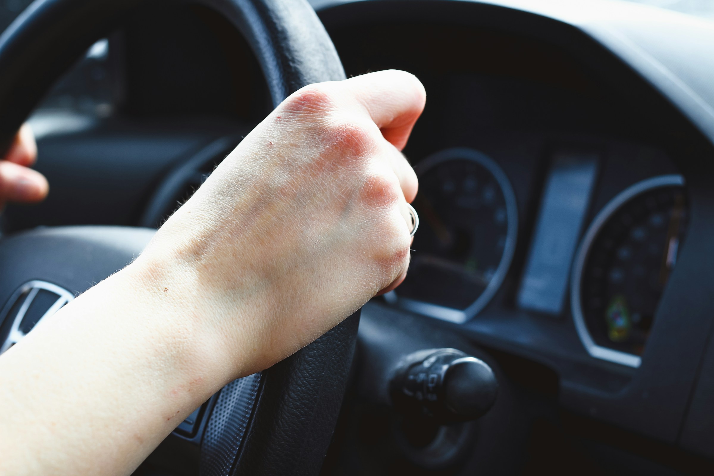 A close-up shot of hands gripping the steering wheel | Source: Unsplash