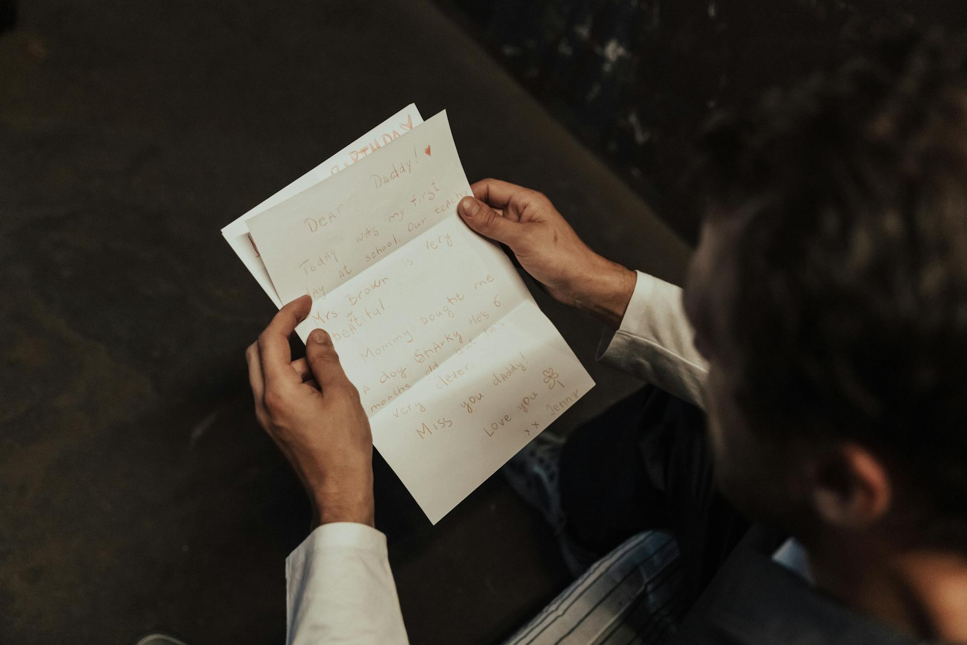 Man reading a letter | Source: Pexels
