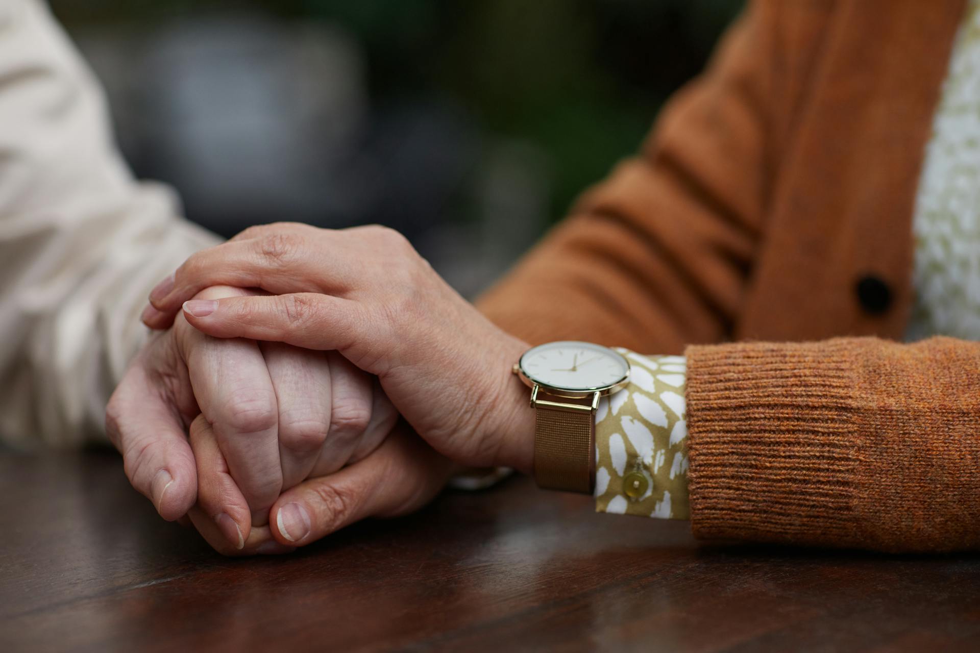 A couple holding hands for support | Source: Pexels