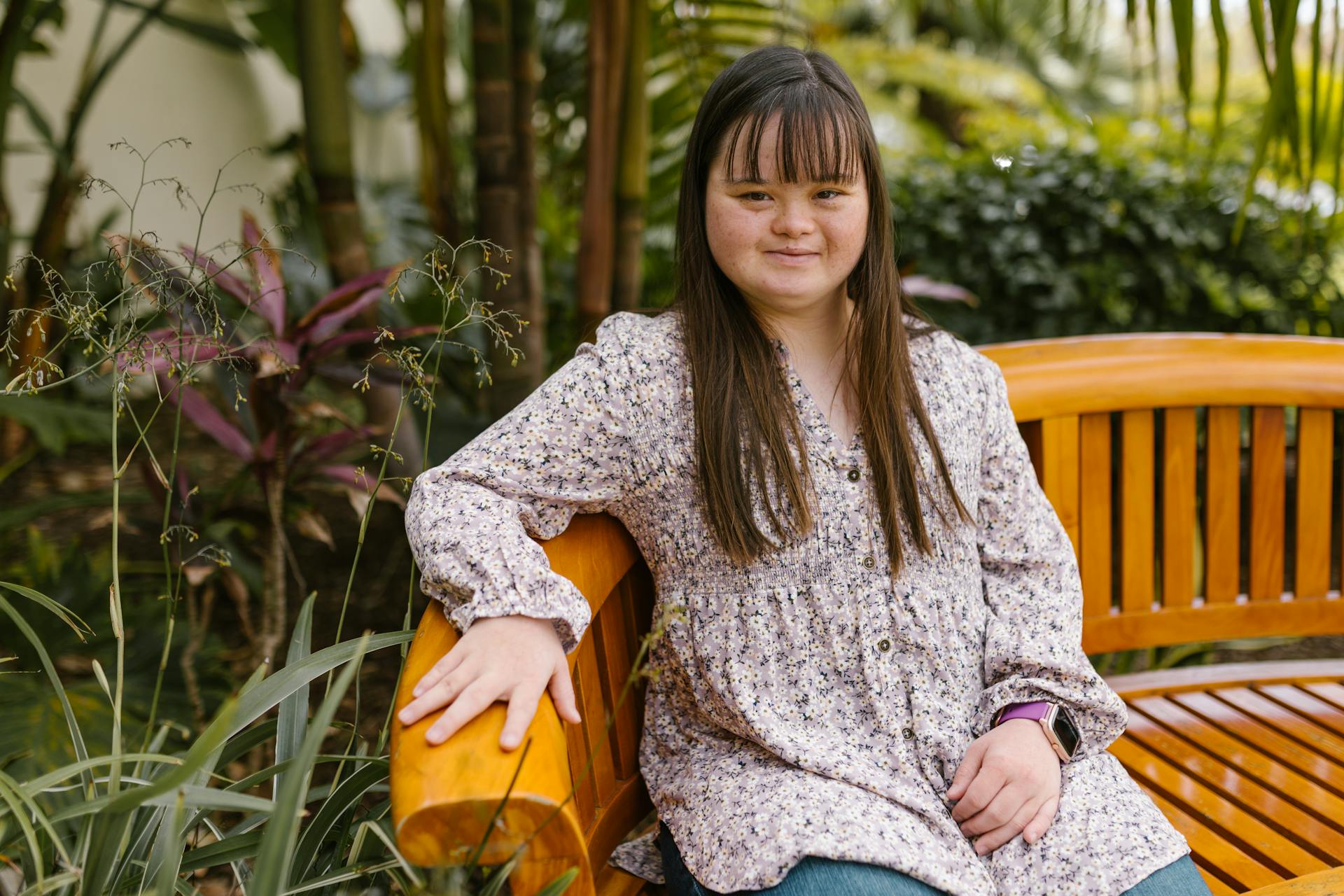 A Down syndrome girl sitting on a bench | Source: Pexels