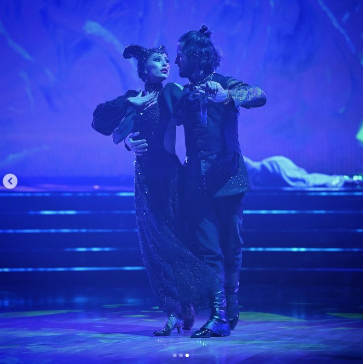 Alix Earle and Val Chmerkovskiy performing the Viennese Waltz on 