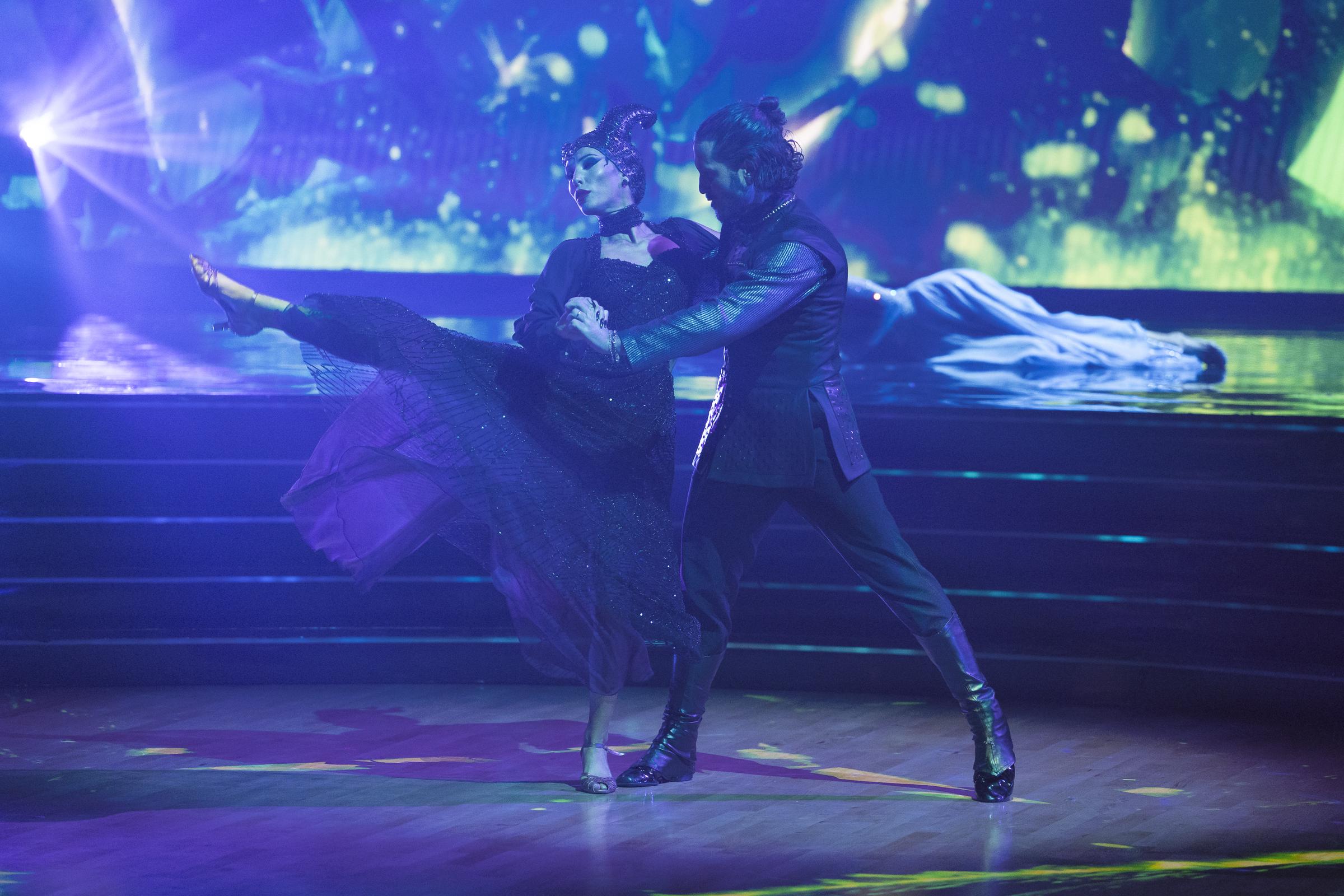 Alix Earle and Valentin Chmerkovskiy performing to Lana Del Rey's 