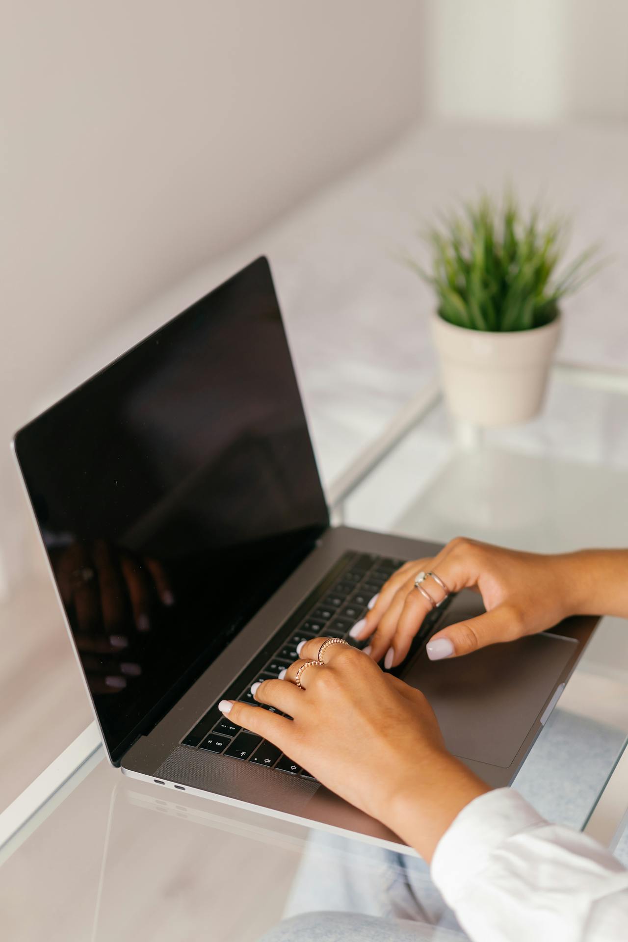 A woman using a laptop | Source: Pexels