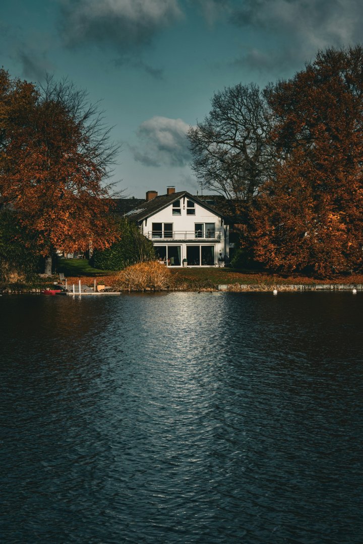 A picturesque lake house | Source: Unsplash