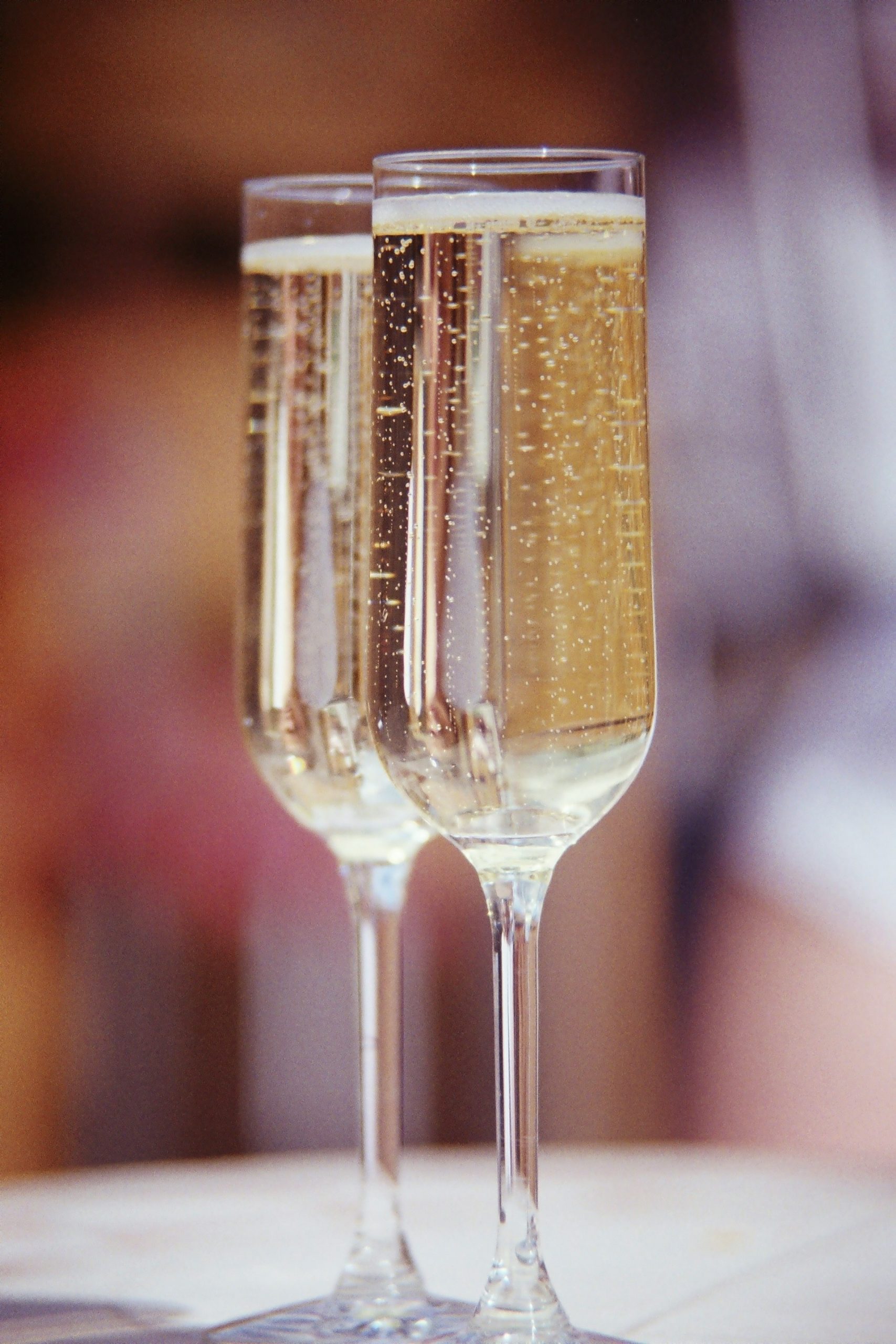 Two glasses of champagne | Source: Unsplash