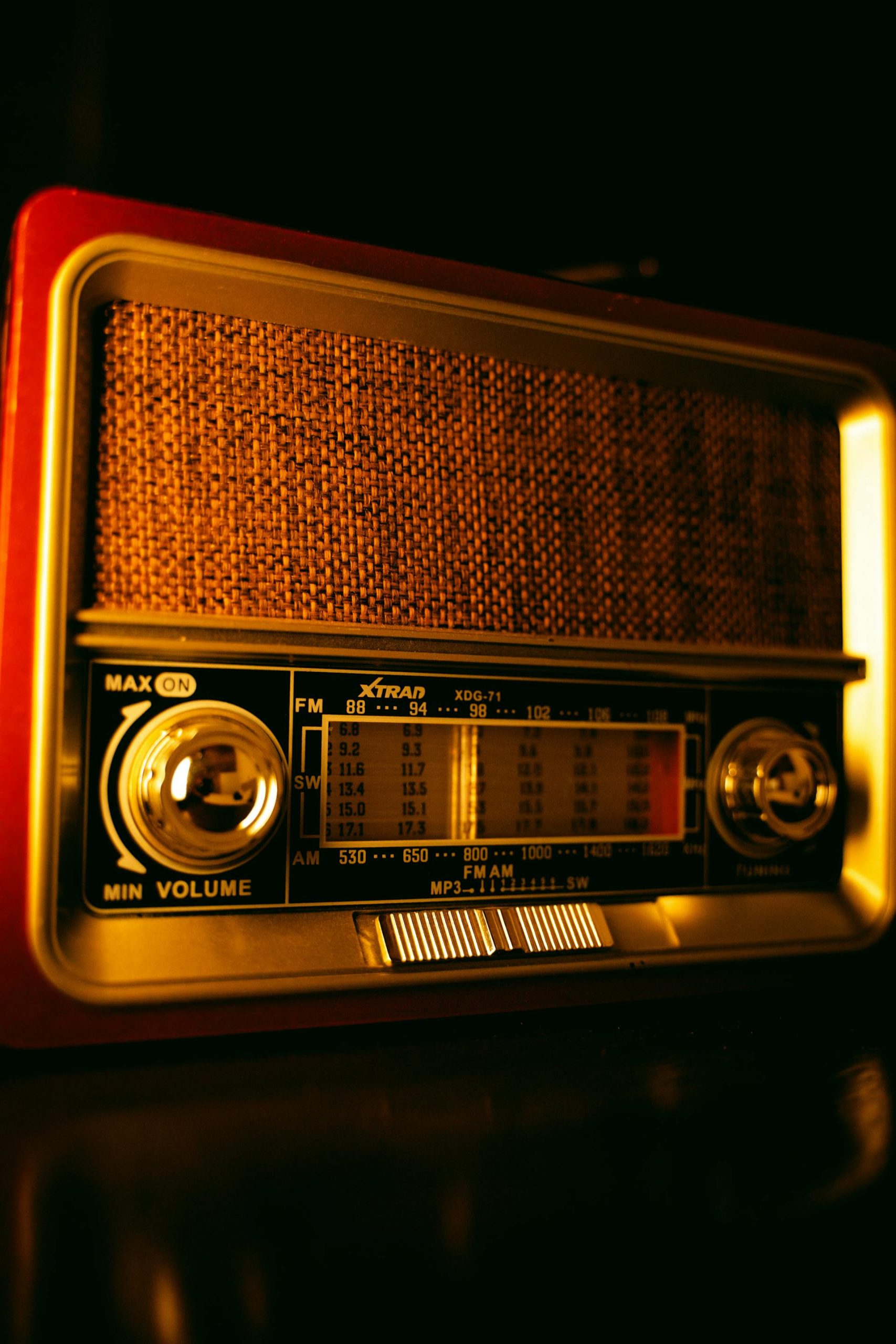 Close-up shot of a radio set | Source: Pexels
