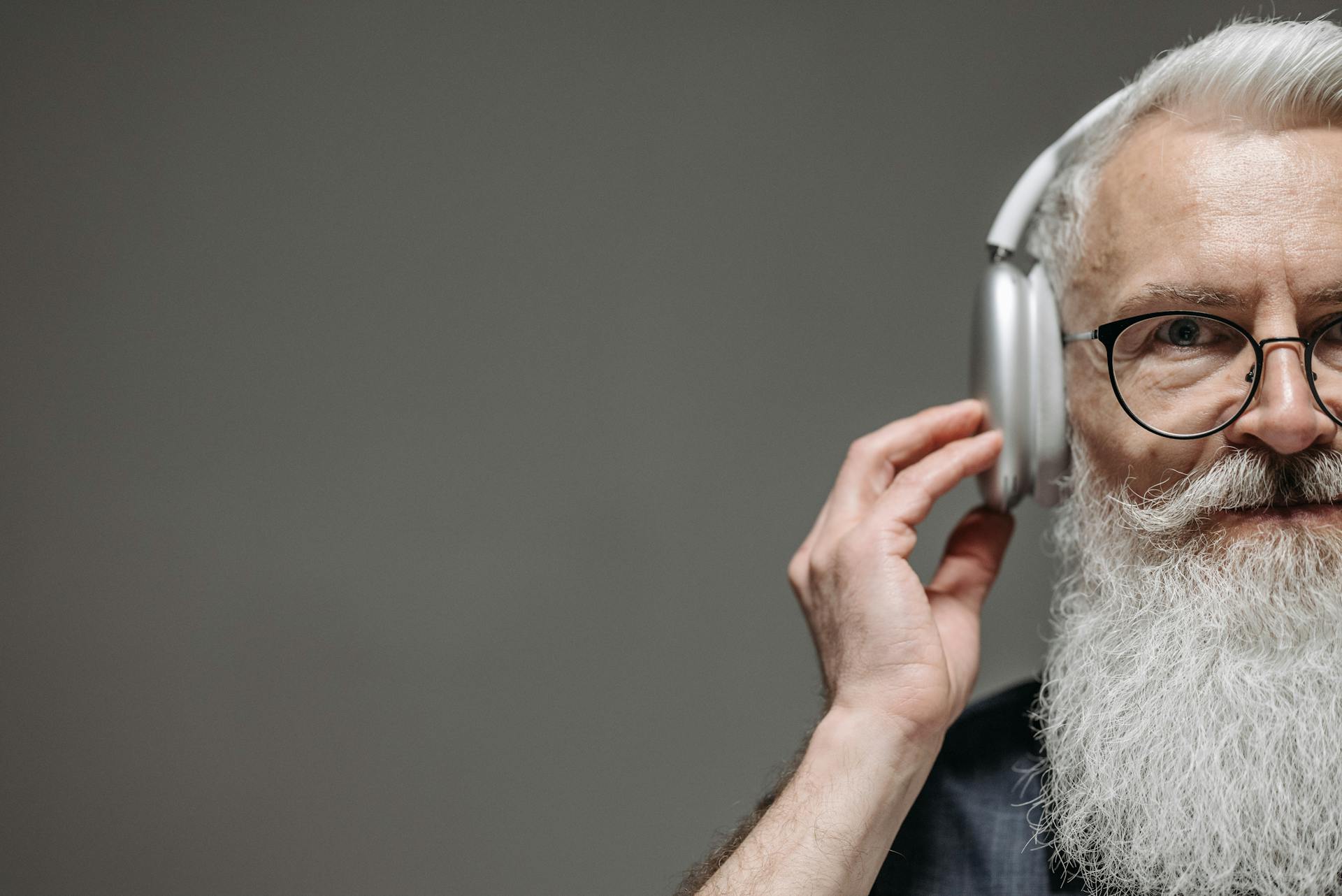 A bearded man wearing headphones | Source: Pexels