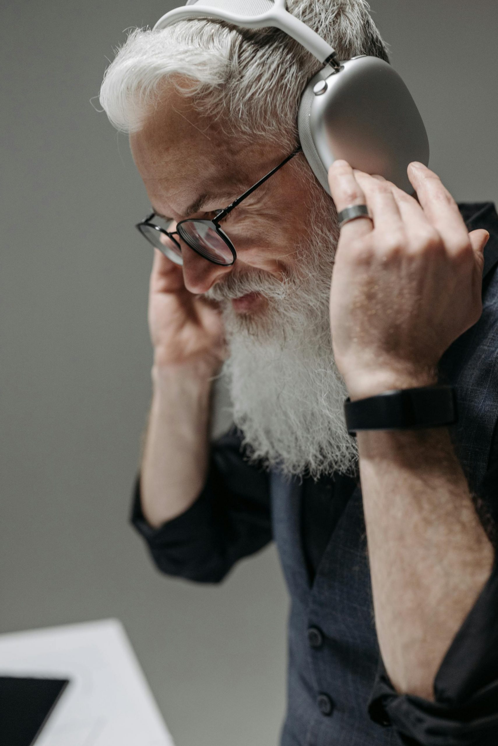 A smiling senior man wearing headphones | Source: Pexels