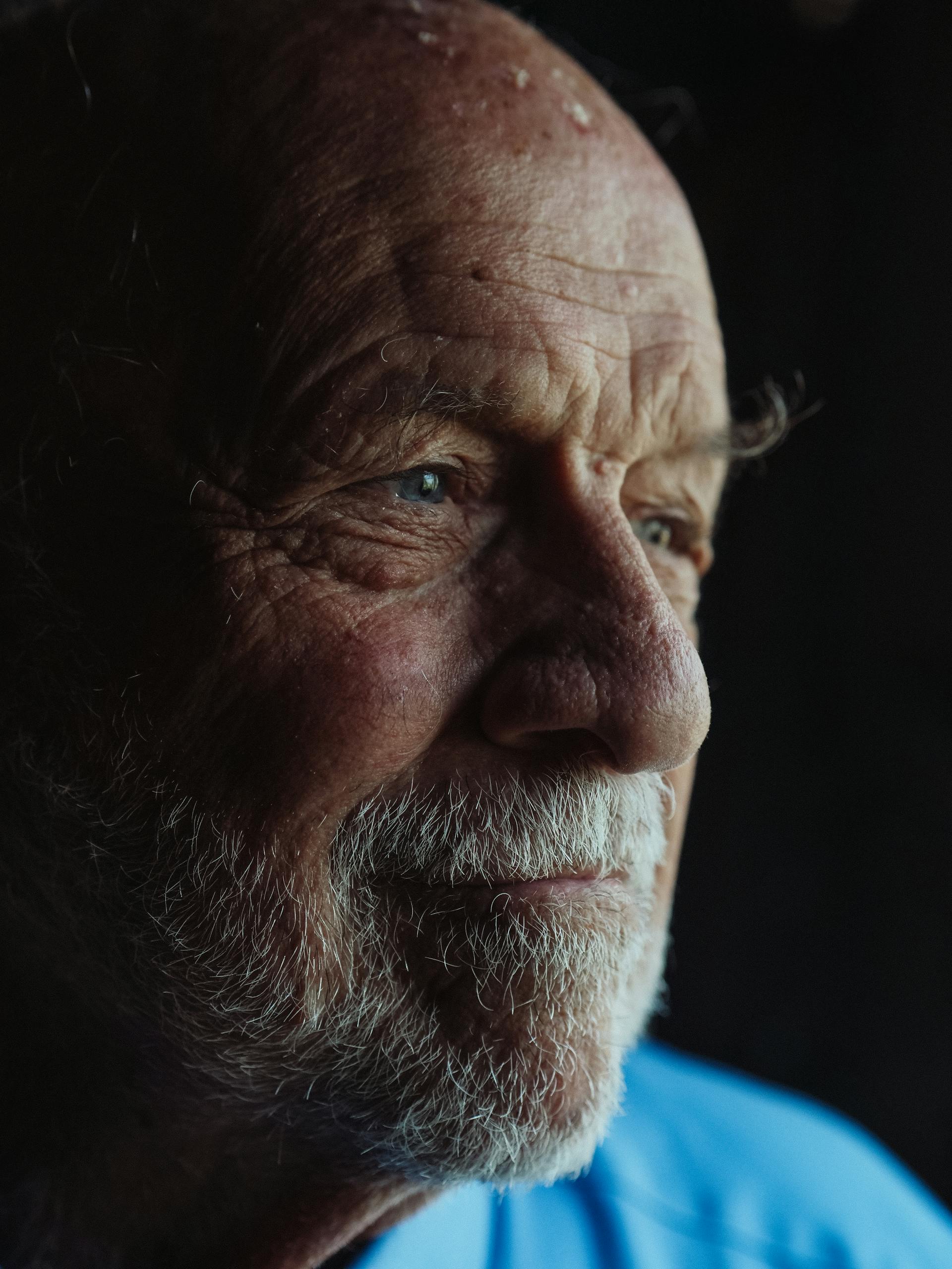 A thoughtful senior man | Source: Pexels