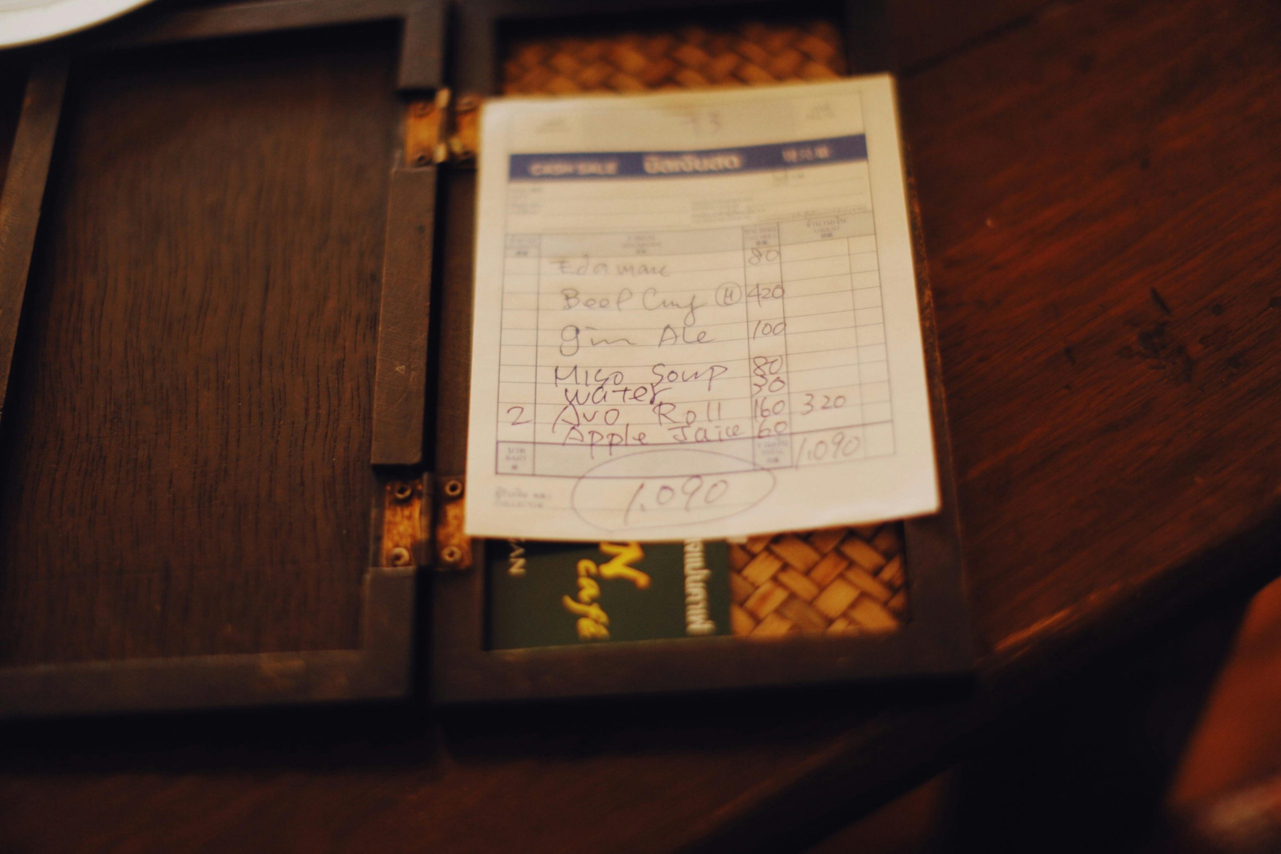 A restaurant check | Source: Pexels