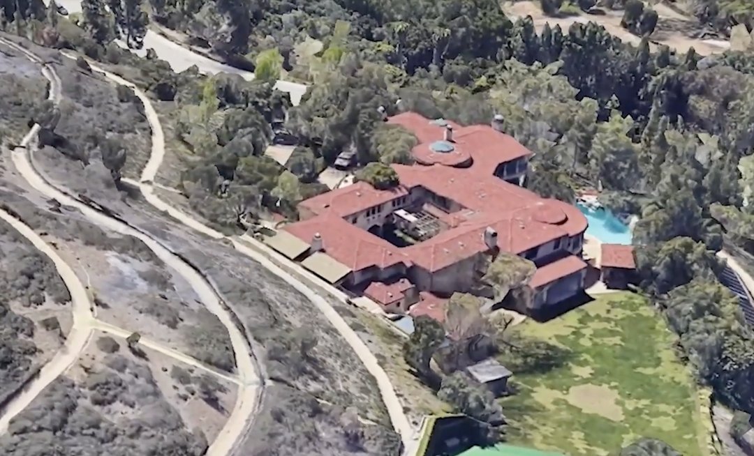 Arnold Schwarzenegger's Pacific Palisades estate, from a video dated December 26, 2021 | Source: YouTube/@estatecentralyt