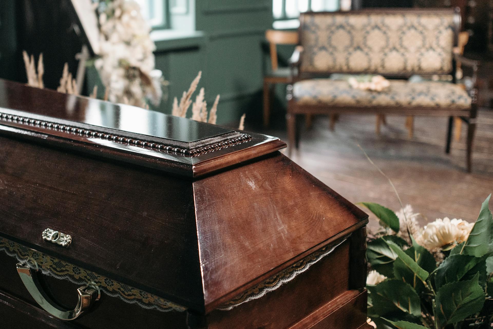A brown wooden coffin | Source: Pexels