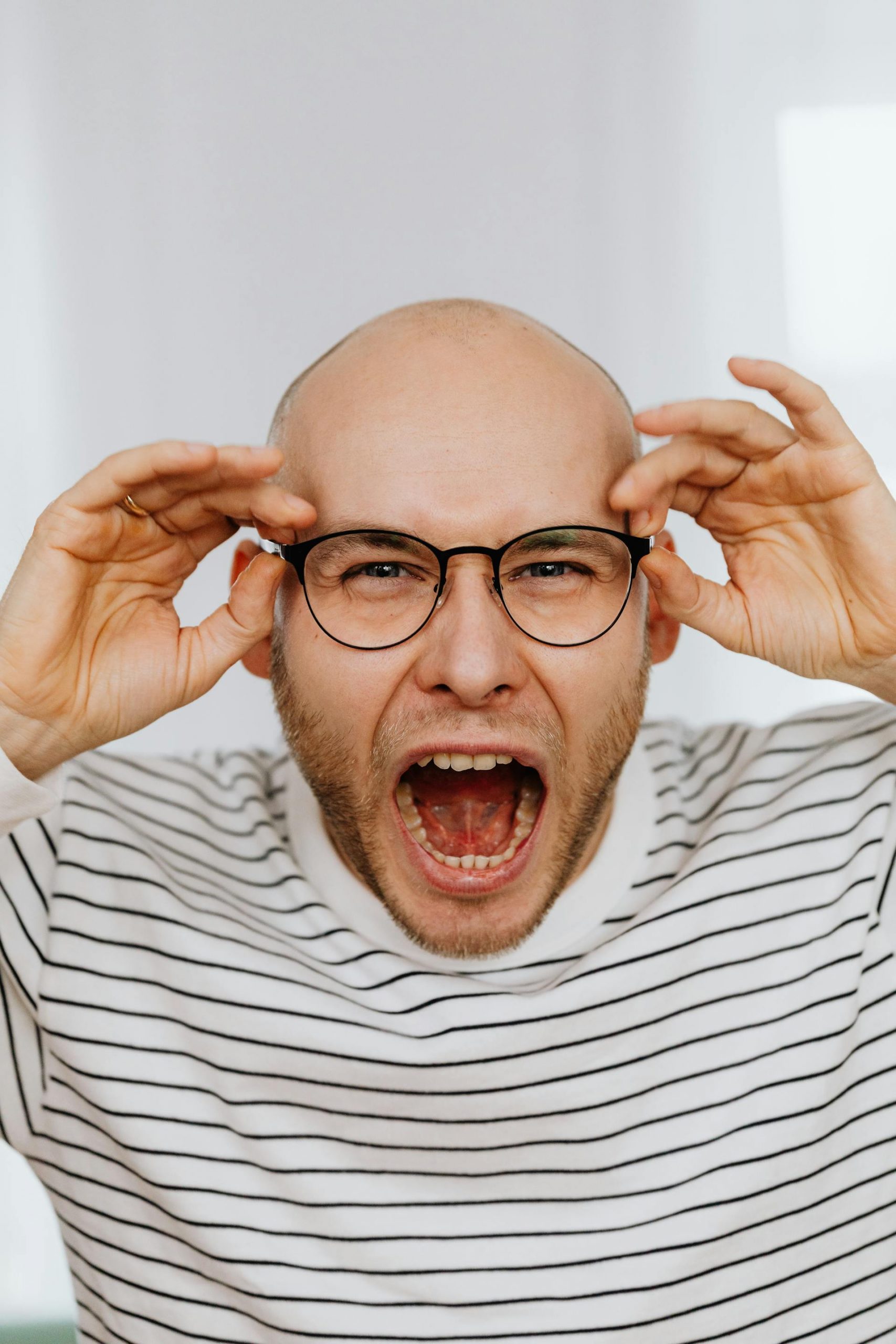 An angry man screaming | Source: Pexels