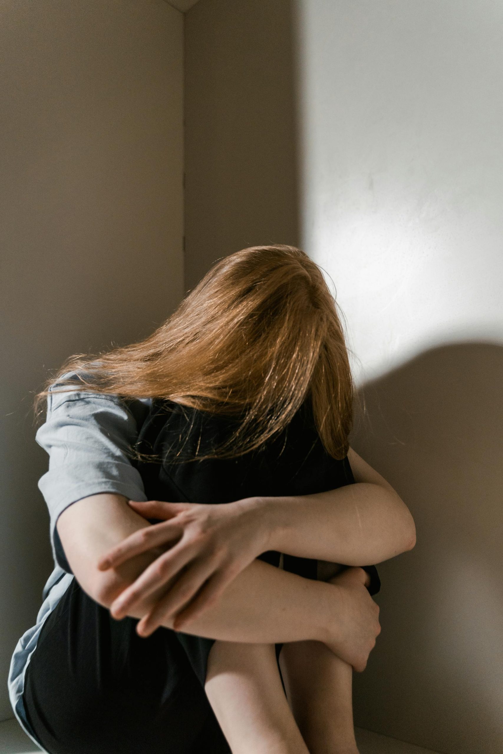 A lonely woman sitting by herself | Source: Pexels