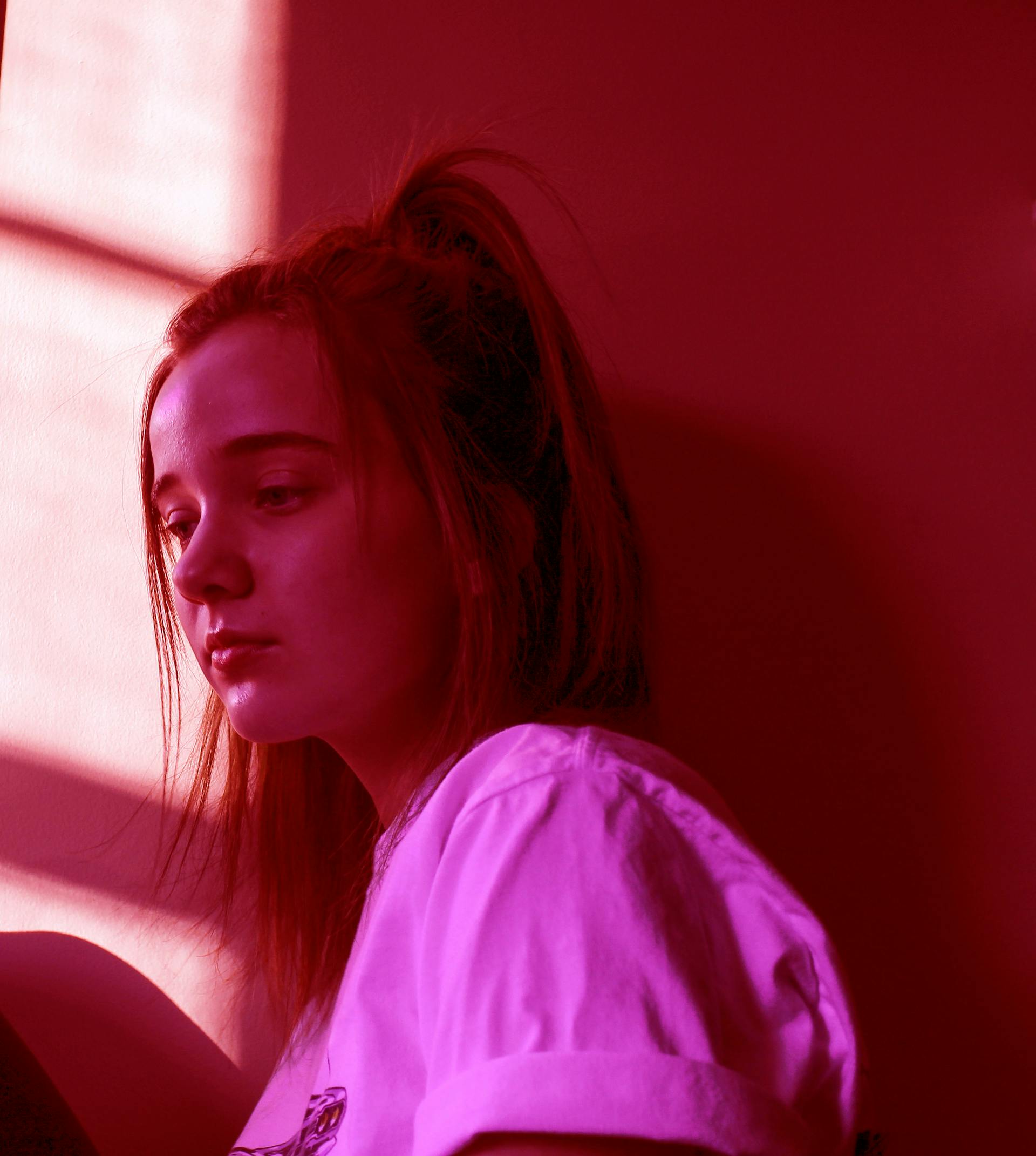 A sad teenage girl | Source: Pexels