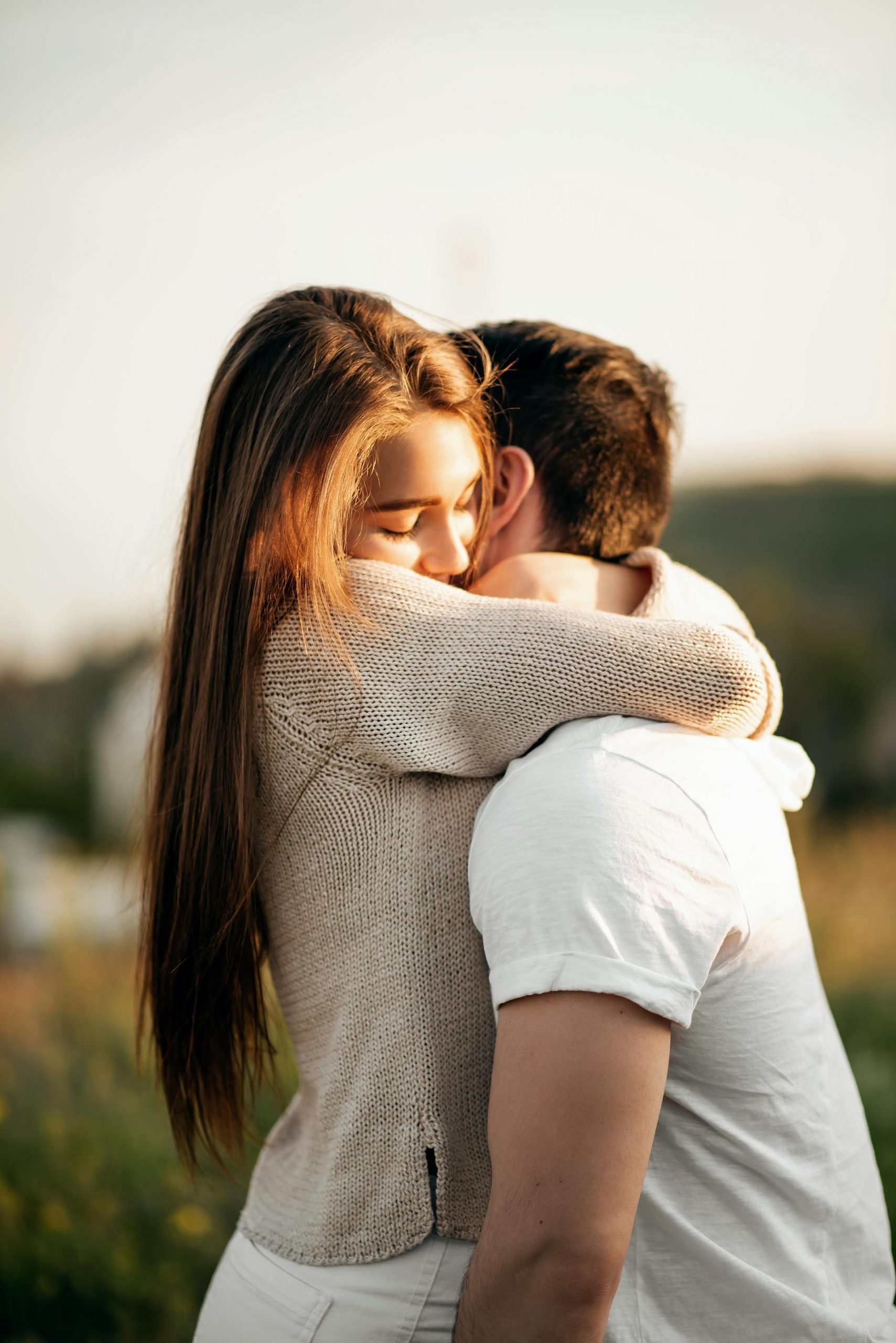 A couple hugging outdoors | Source: Pexels