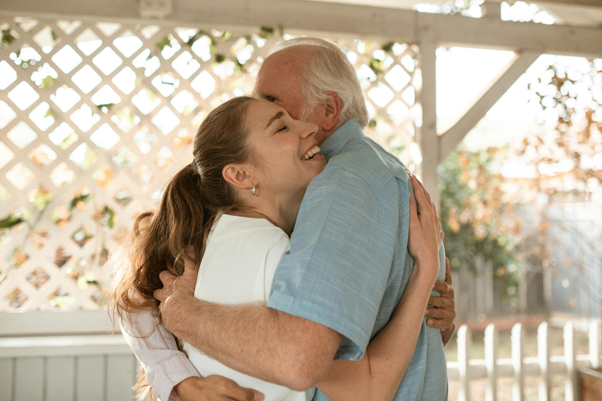 A young woman hugging her father | Source: Pexels