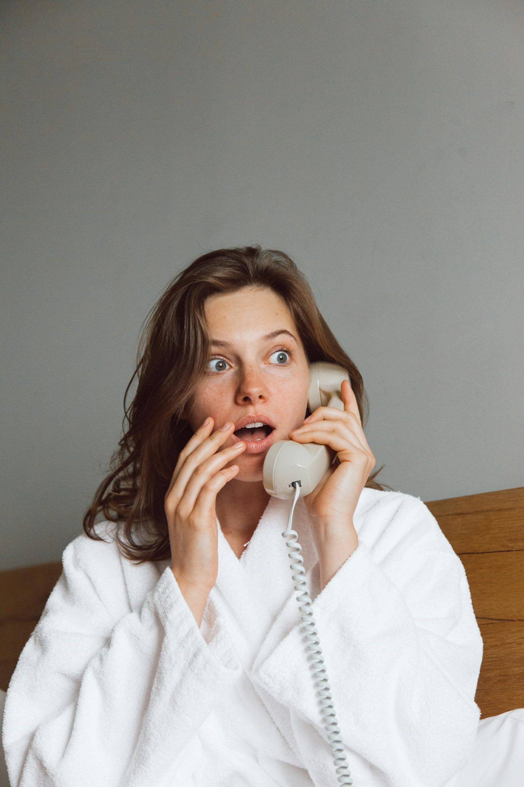 A shocked woman talking on the telephone | Source: Pexels