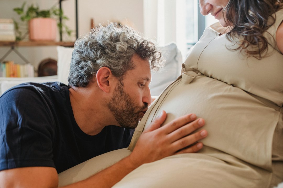 A man kissing his wife's belly | Source: Pexels