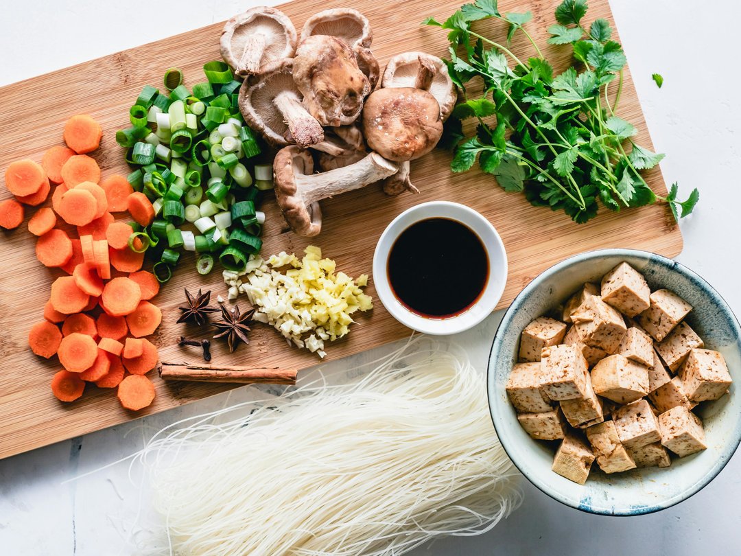 Ingredients on a chopping board | Source: Pexels