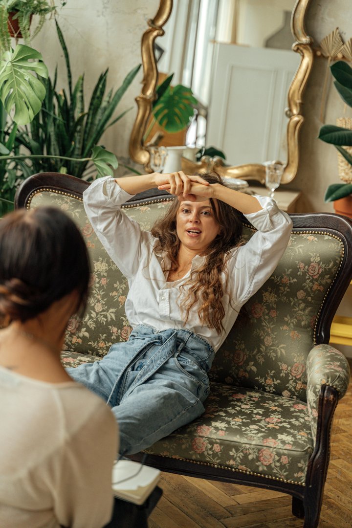 Two women chatting in a living room | Source: Pexels