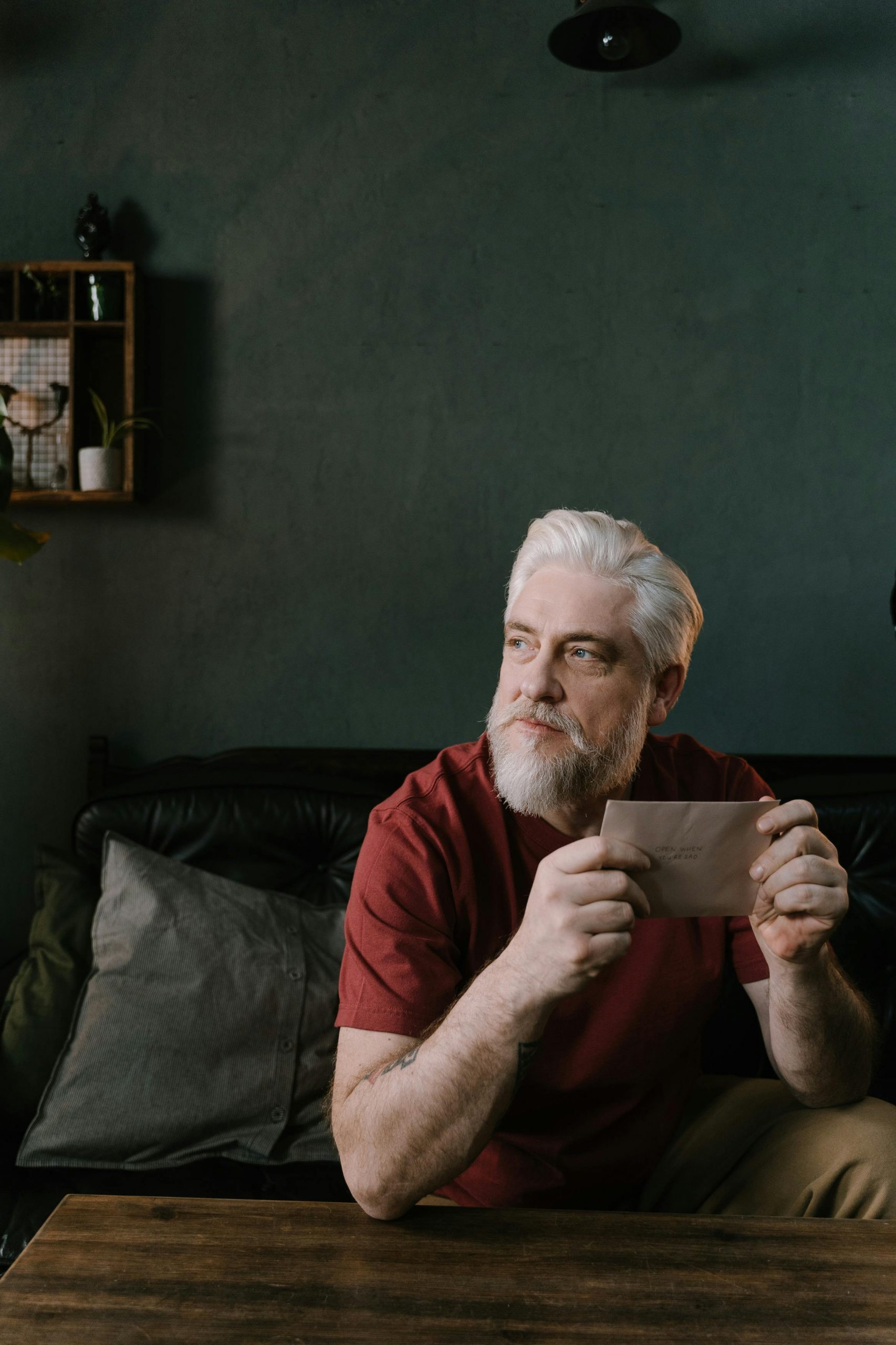 An older man wearing a red t-shirt | Source: Pexels