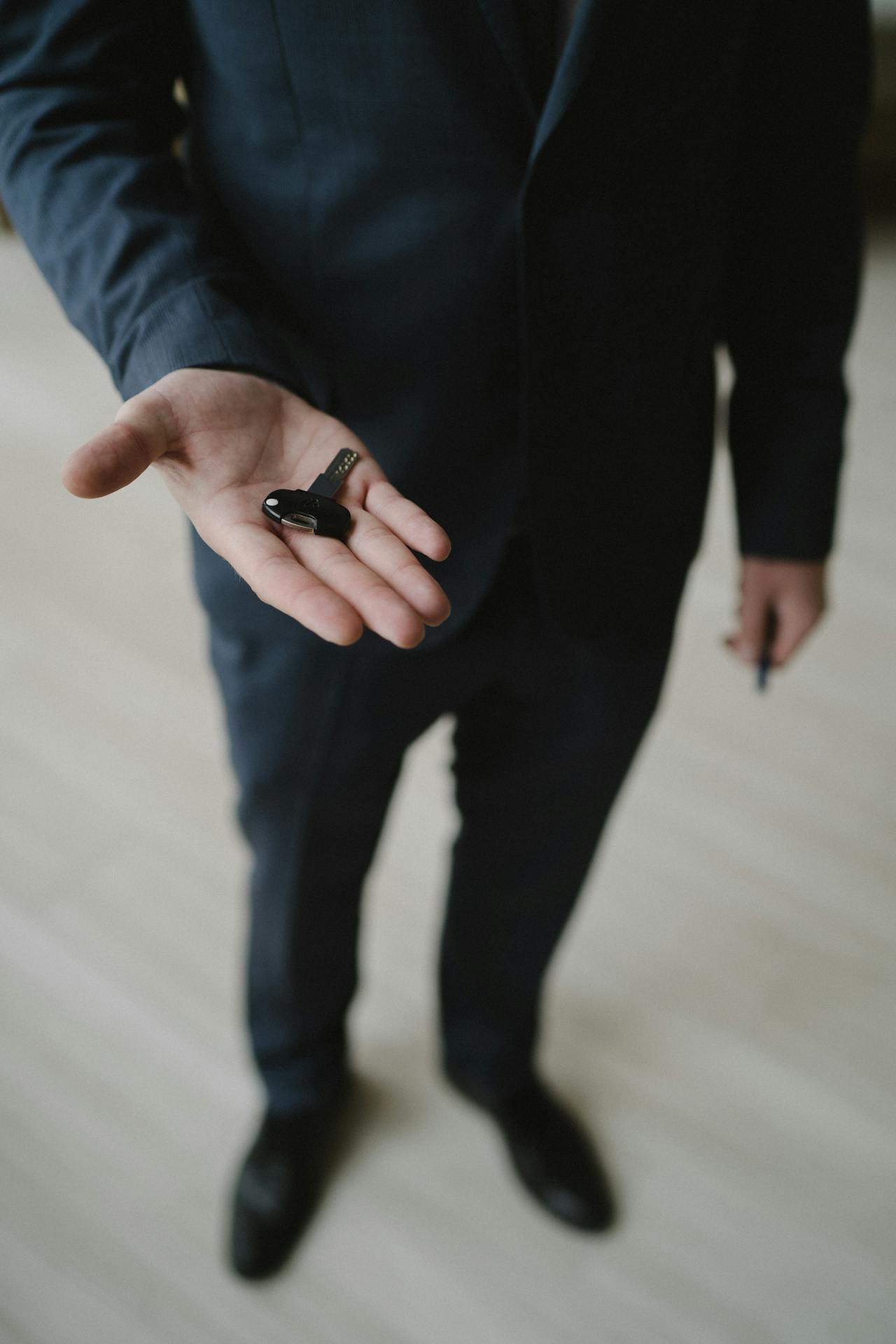 A man holding a key | Source: Pexels