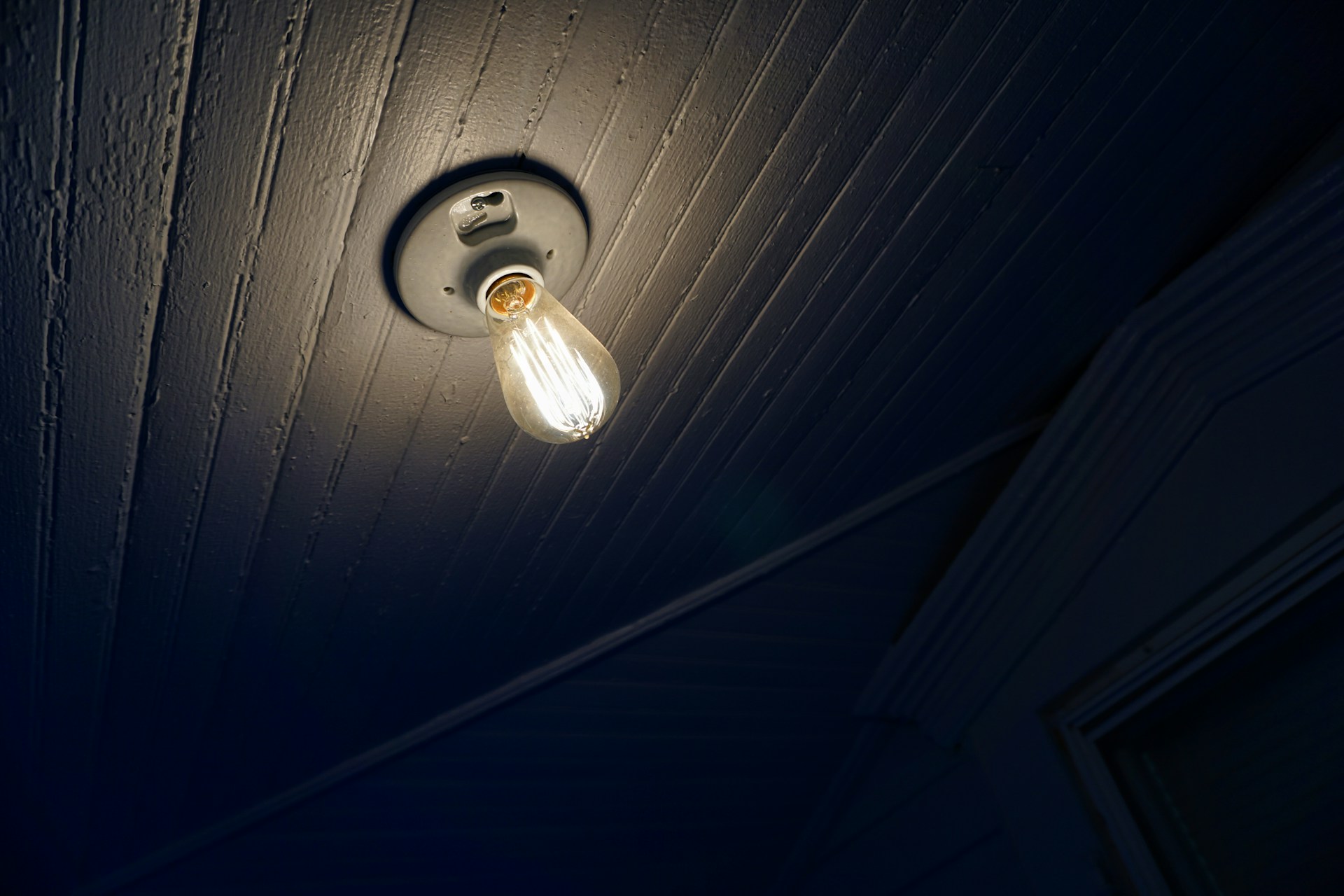 A lightbulb on a ceiling | Source: Unsplash