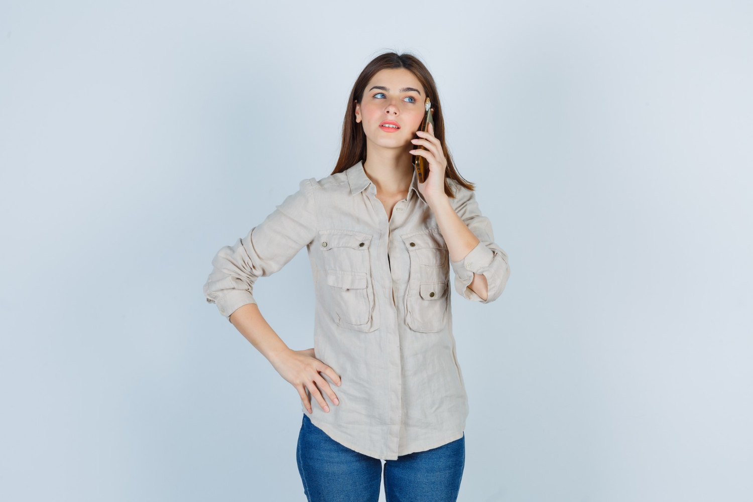 A woman talking on the phone | Source: Freepik