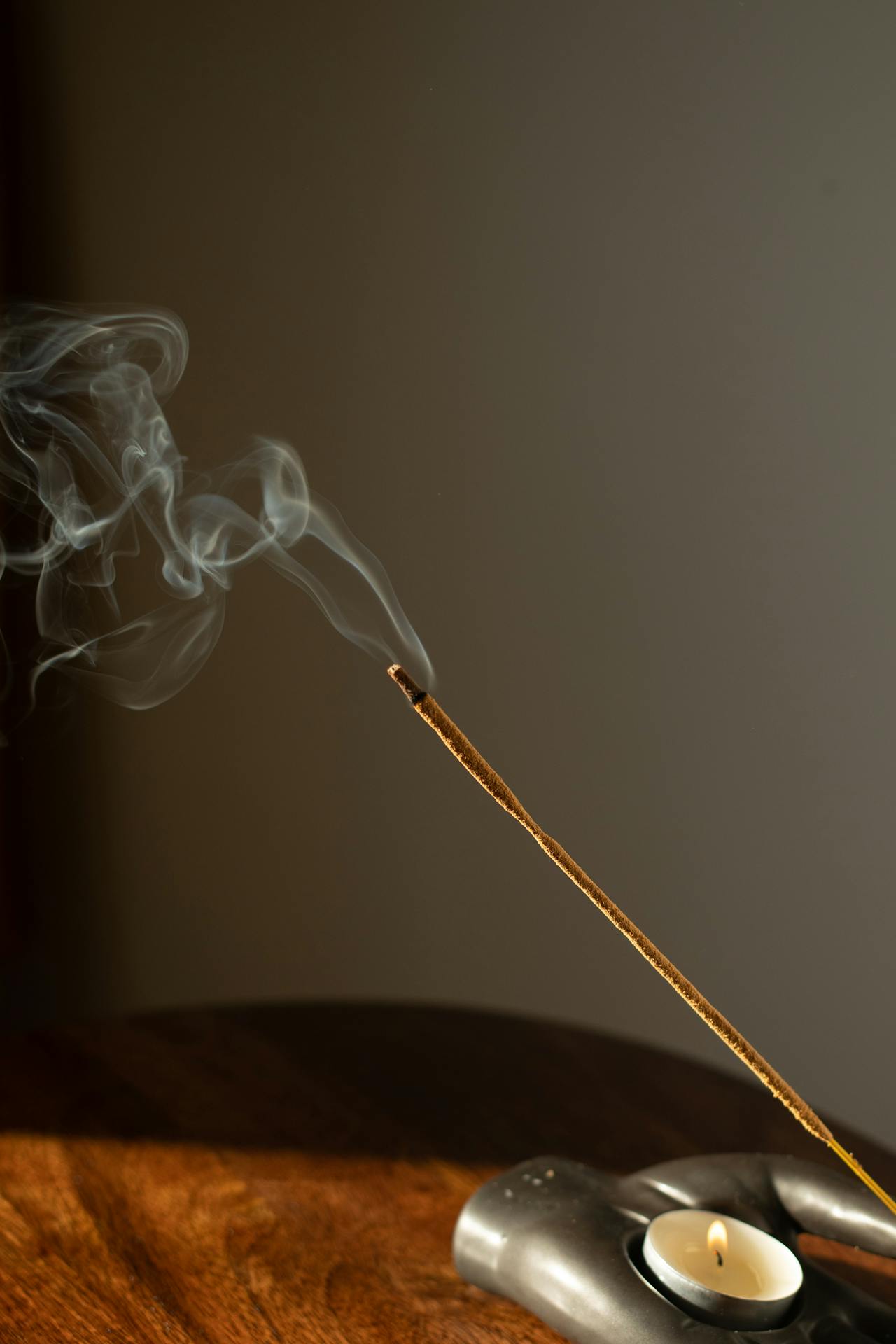 A burning incense stick | Source: Pexels