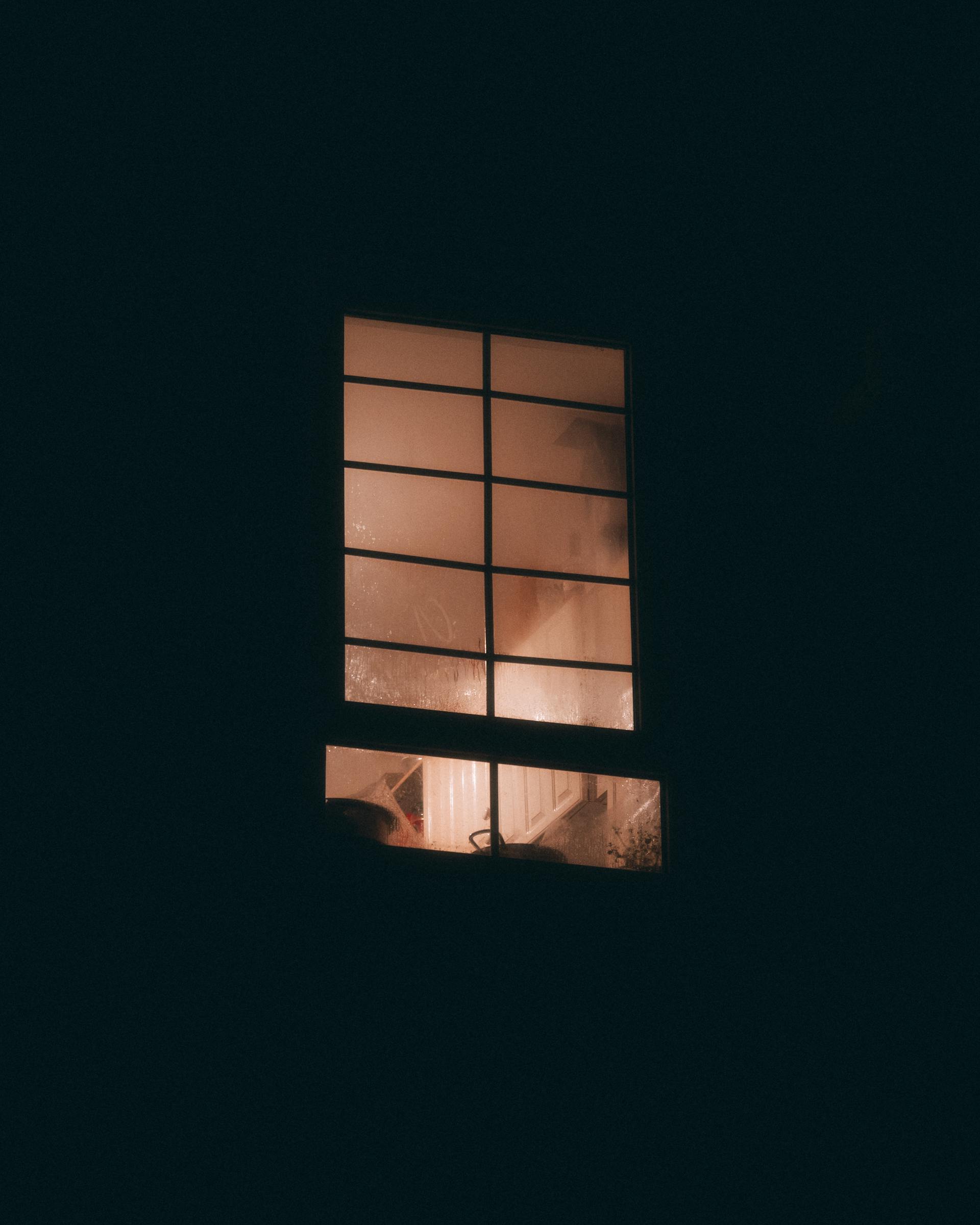 A house's window at night | Source: Pexels