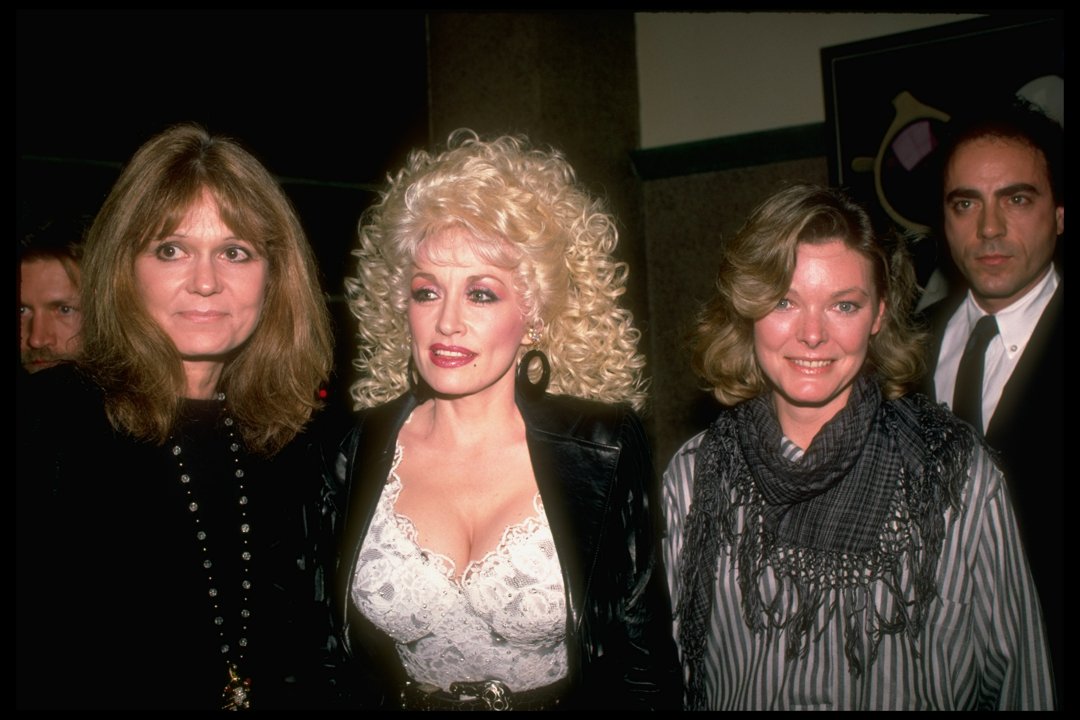 Dolly Parton photographs with Gloria Steinem and Jane Curtin in 1987 | Source: Getty Images
