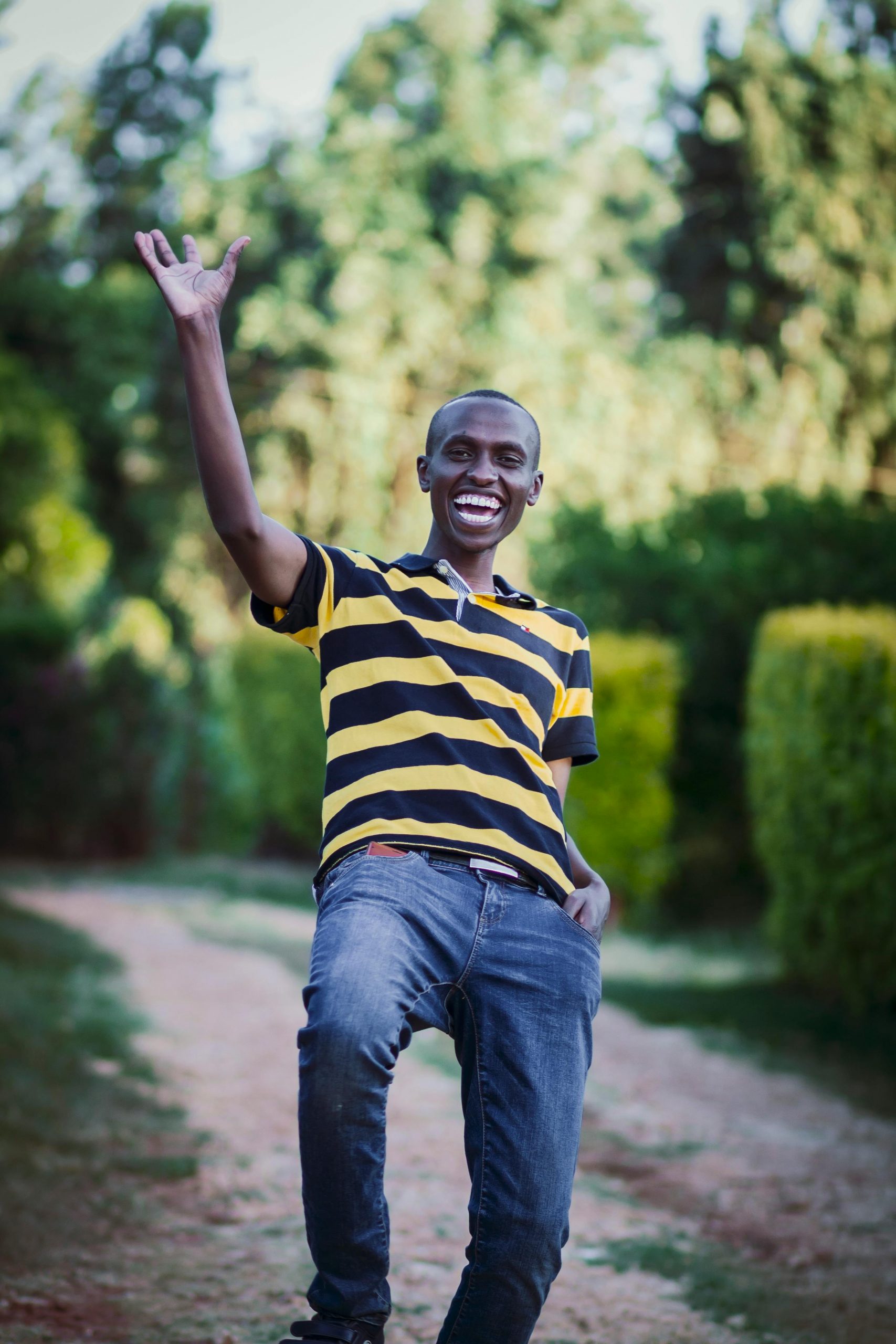 A happy man waving | Source: Pexels