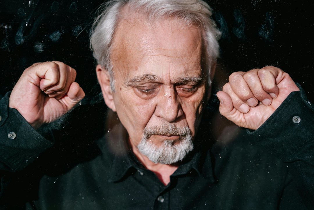 A man with clenched fists | Source: Pexels