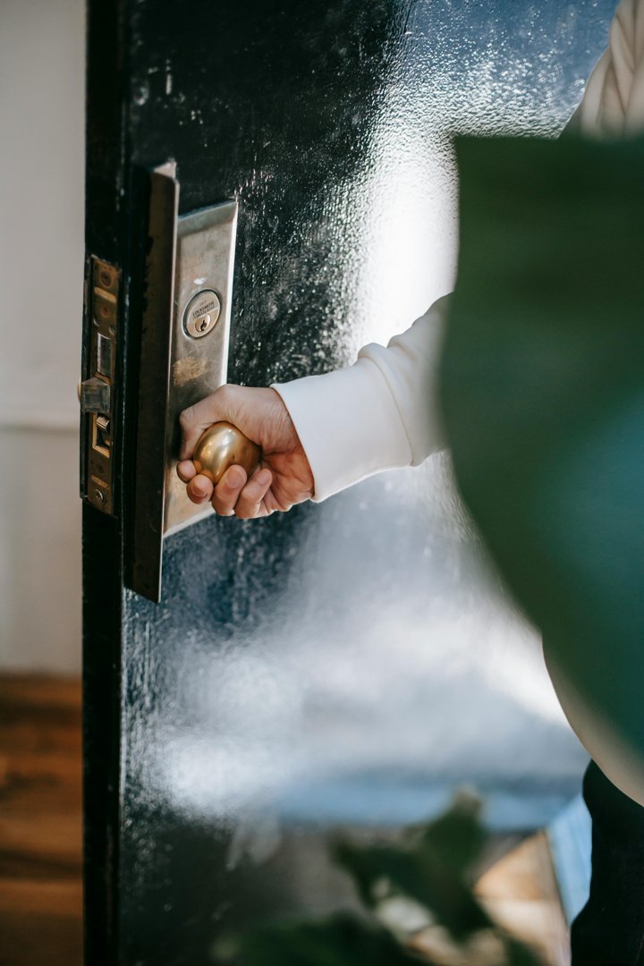 A man opening a door | Source: Pexels
