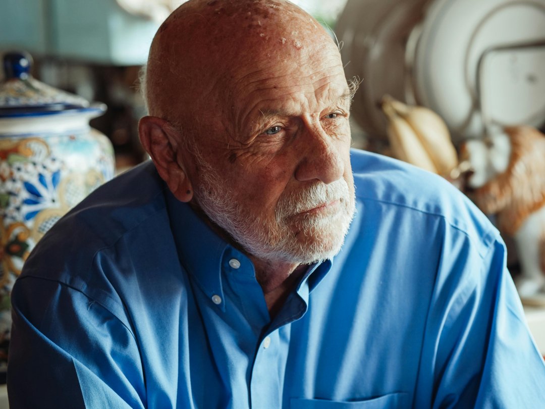 A serious man sitting | Source: Pexels