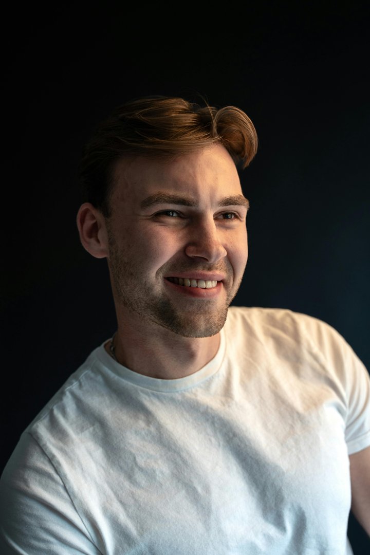 A man smiling | Source: Pexels