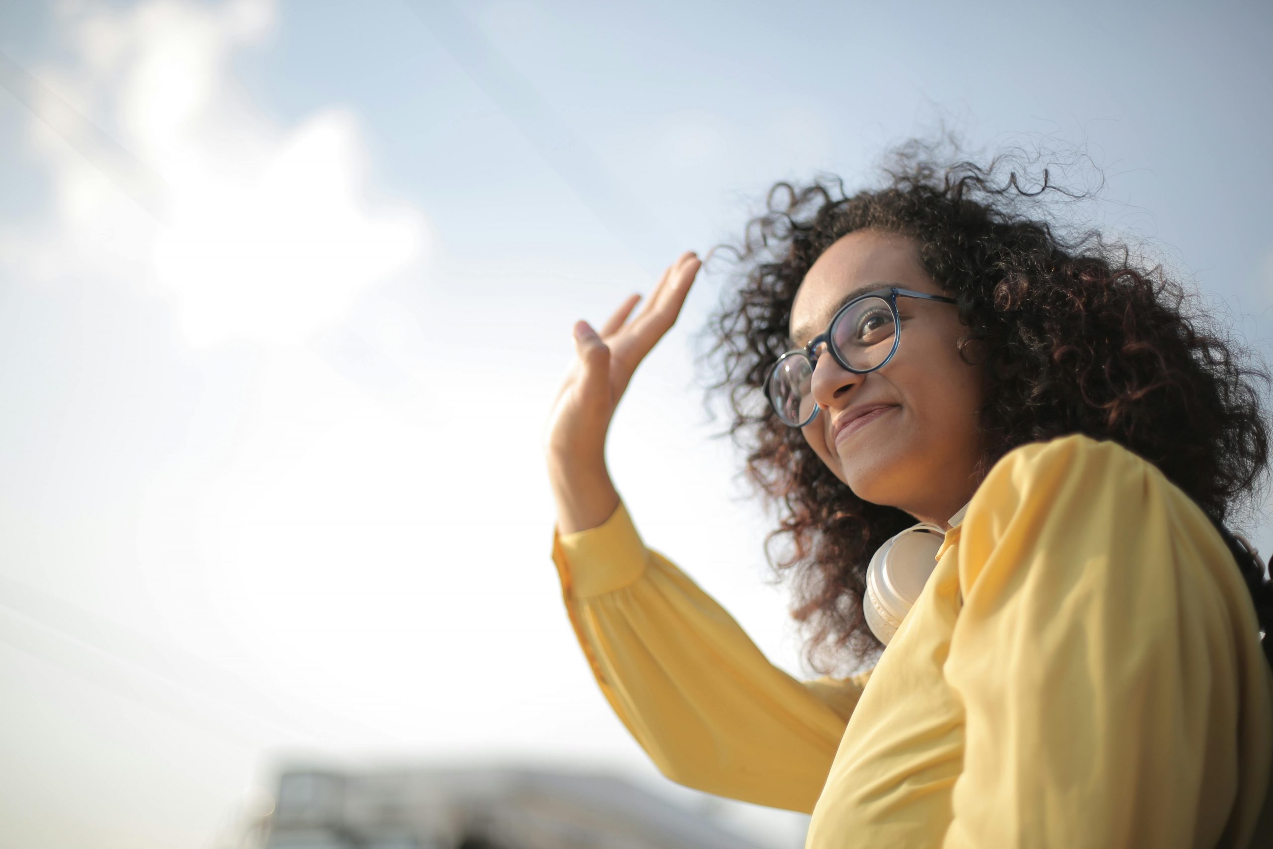 A woman waving | Source: Pexels