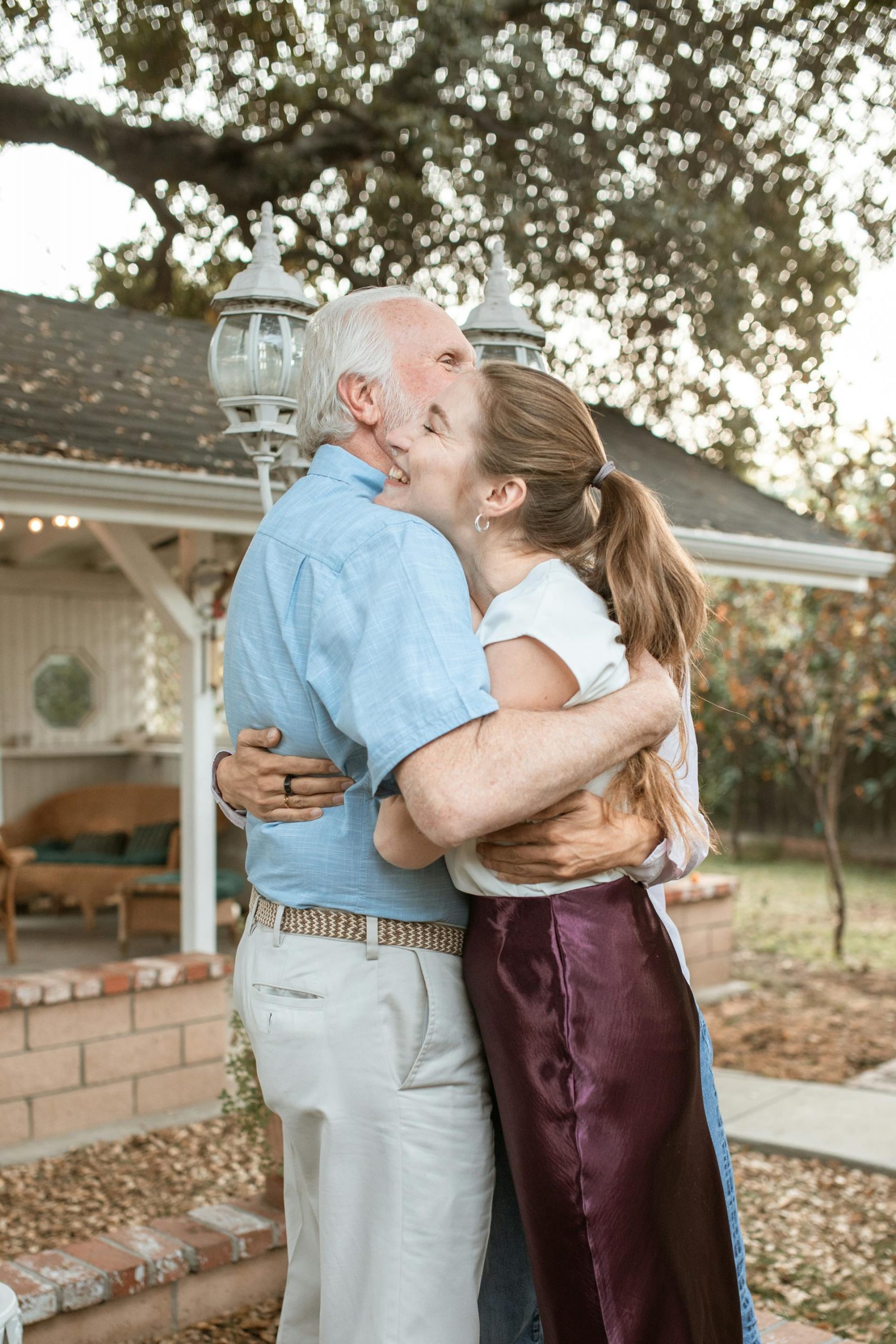 A woman hugging her father | Source: Pexels