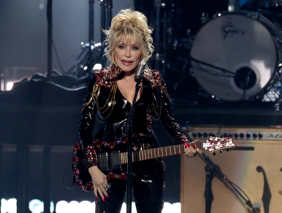 Dolly Parton performs at the 37th Annual Rock & Roll Hall of Fame Induction Ceremony in Los Angeles on November 5, 2022 | Source: Getty Images