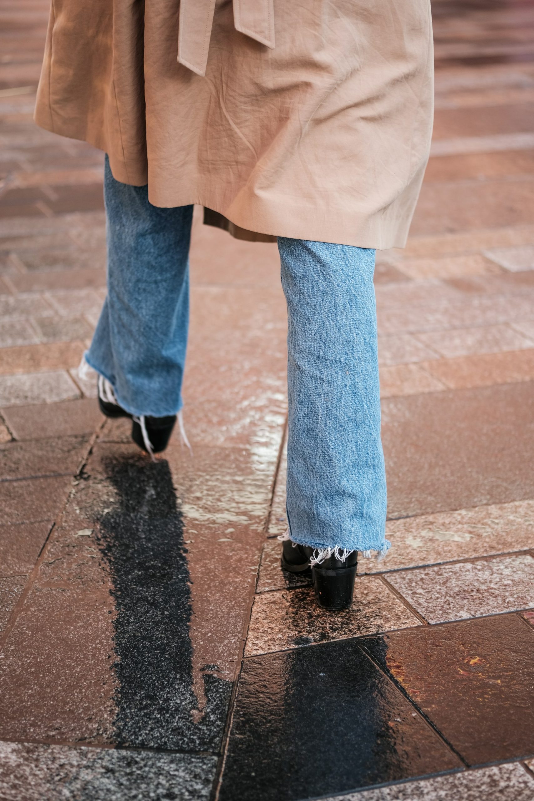 A woman walking on concrete | Source: Unsplash