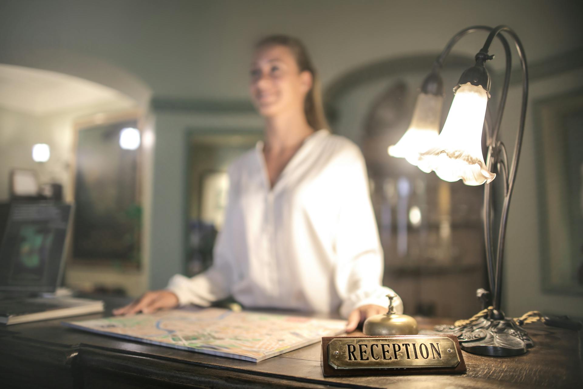 A receptionist at the front desk | Source: Pexels