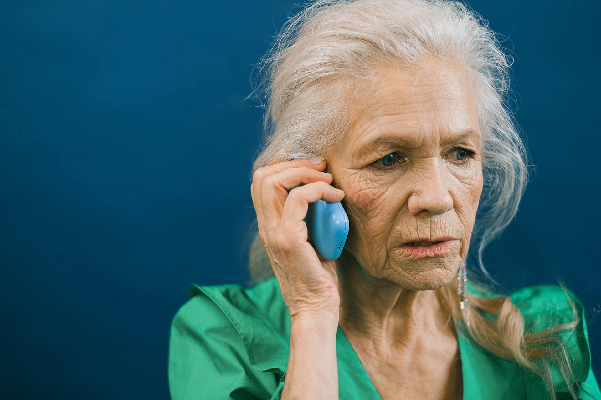 A worried elderly woman talking on the phone | Source: Pexels