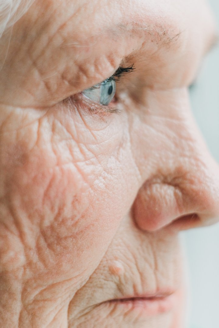 Close-up shot of a sad elderly woman | Source: Pexels