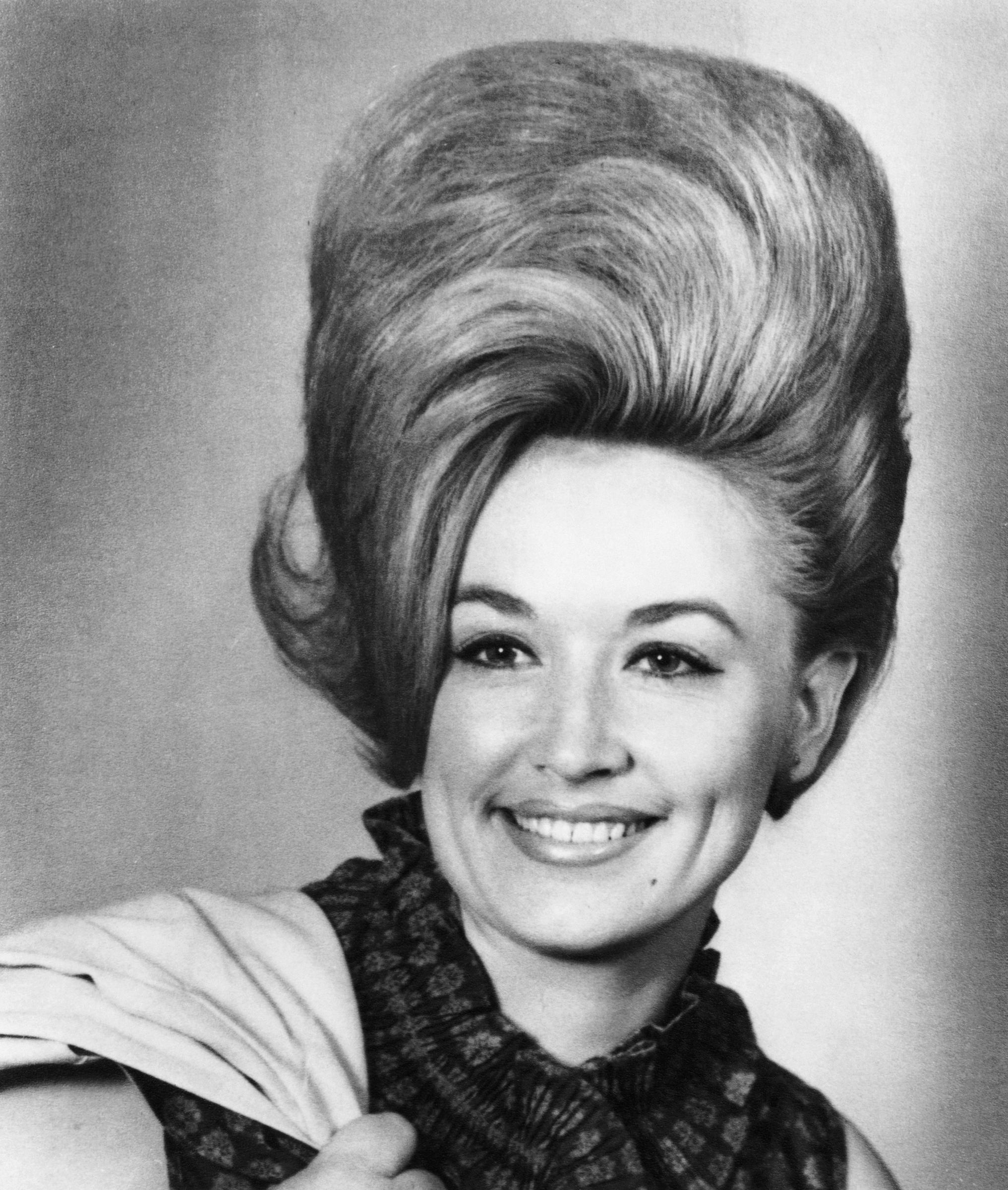 A young Dolly Parton poses for a portrait in Nashville, Tennessee on January 1, 1965 | Source: Getty Images