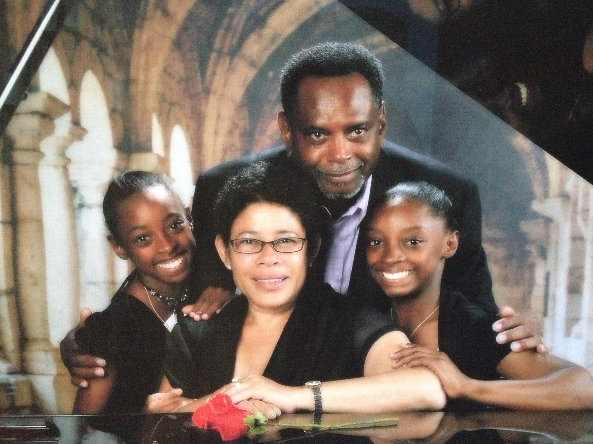 Simone Biles poses with her parents and sister, from a post dated November 22, 2017 | Source: Facebook/simonebiles